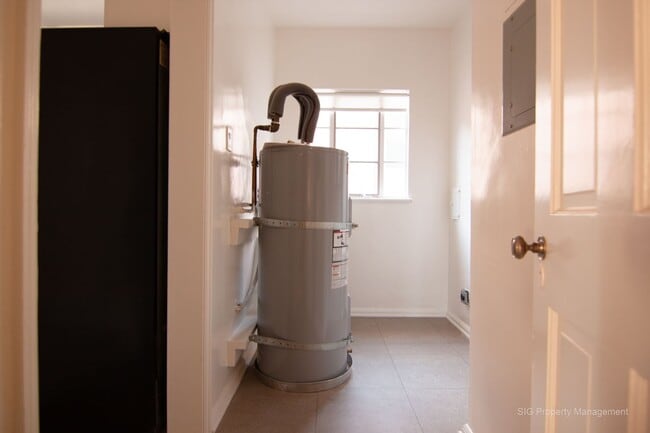 Building Photo - Hillside, 7101-7111 1/2