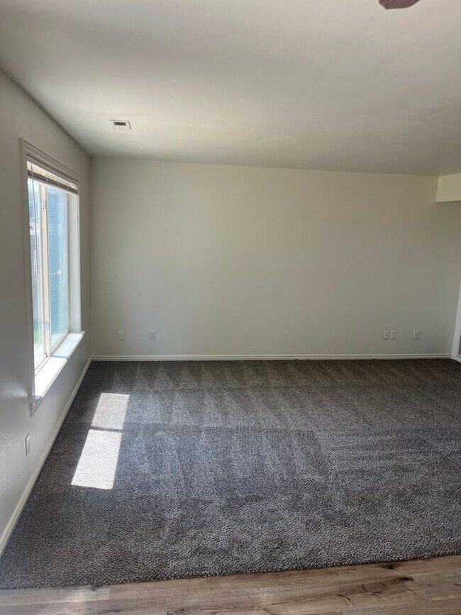 Building Photo - Baggs Pleasant Grove Duplex