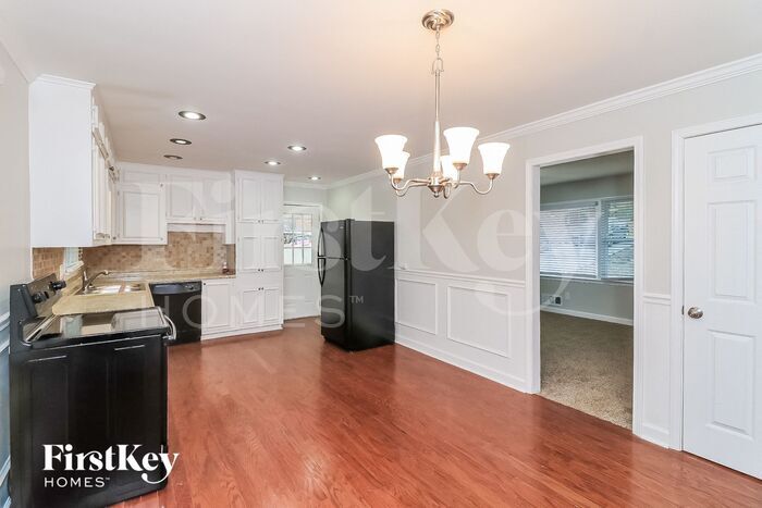 Building Photo - 5721 Crestview Dr
