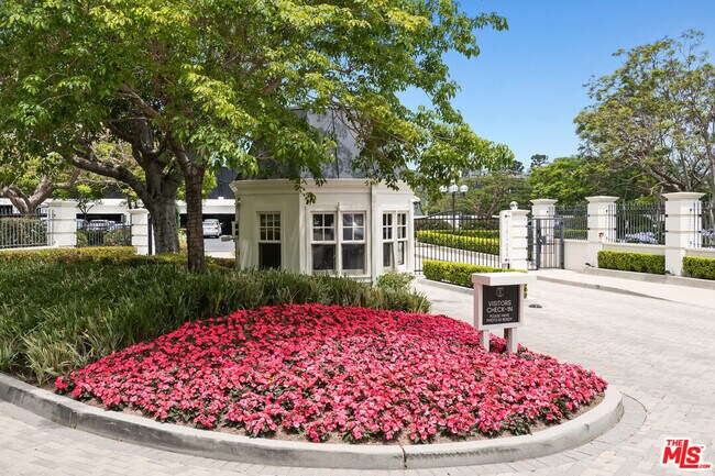Building Photo - 2220 Ave of the Stars