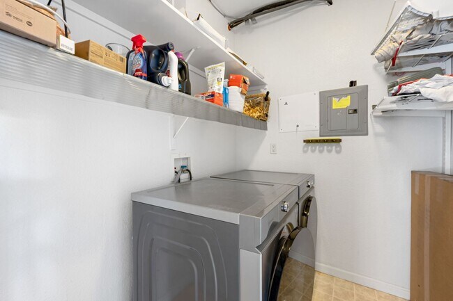 Building Photo - 2BD, 2BA Corner Unit Condo in Lowry