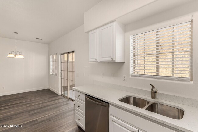 Building Photo - 2838 E Tracy Ln