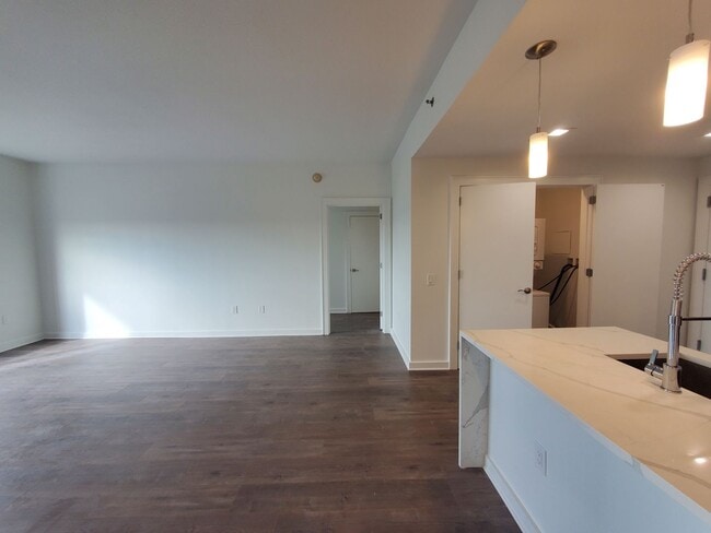 Building Photo - Renovated, centrally located and with lots of amenities (& great views) describes this 11th fl, 2...