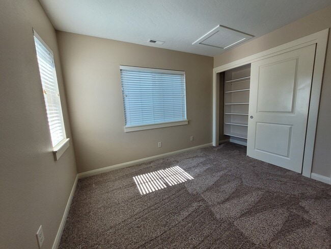 Building Photo - 608 W Laughton Dr