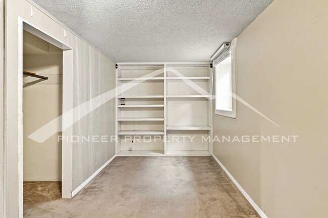 Building Photo - Spacious Home with Central AC and Washer/Dryer