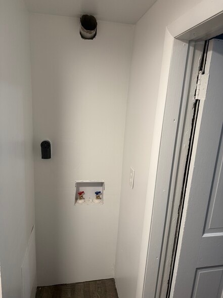 Wash/Dryer Hookups - 1116 Adams St