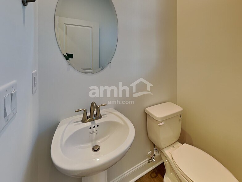 Building Photo - 910 Carnelian Ln