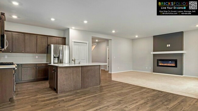 Building Photo - 5 BEDROOMS | A/C | 3-CAR GARAGE | FENCED BACKYARD | 2,780 SQ. FT. | CONVENIENT TO JBLM