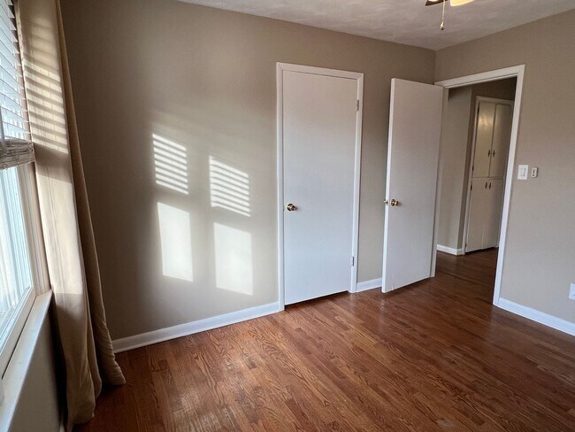 Building Photo - 3 Bedroom 2 Bathroom in Brentwood!