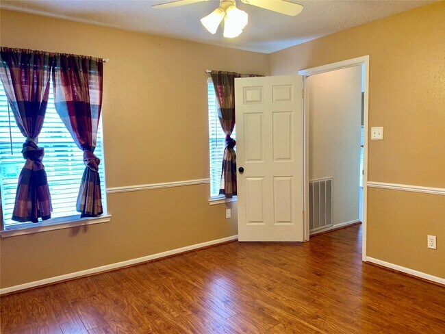 Building Photo - 14322 Village Birch St