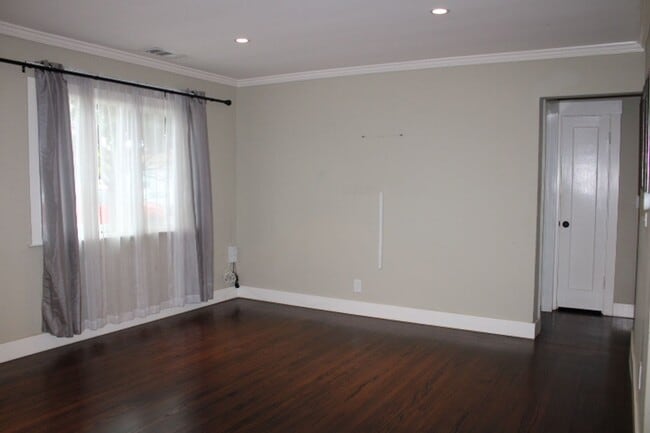 Building Photo - 2887 Lincoln Ave