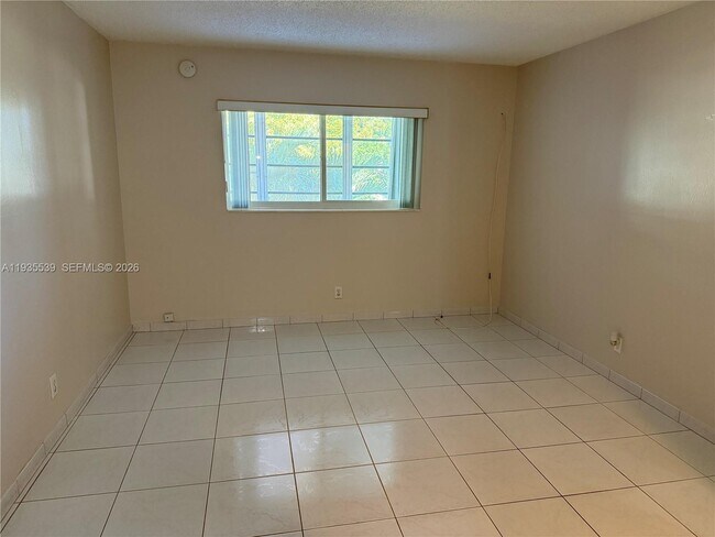 Building Photo - 5061 W Oakland Park Blvd