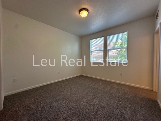 Building Photo - 900 Moon Cir