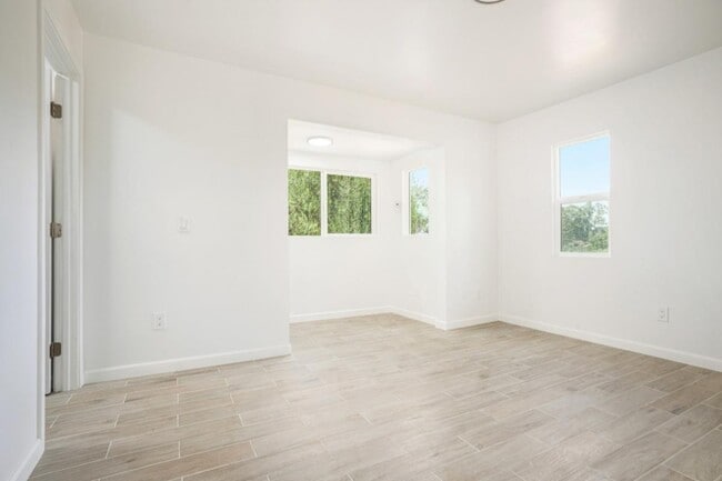 Building Photo - 5250 Sunset Dr