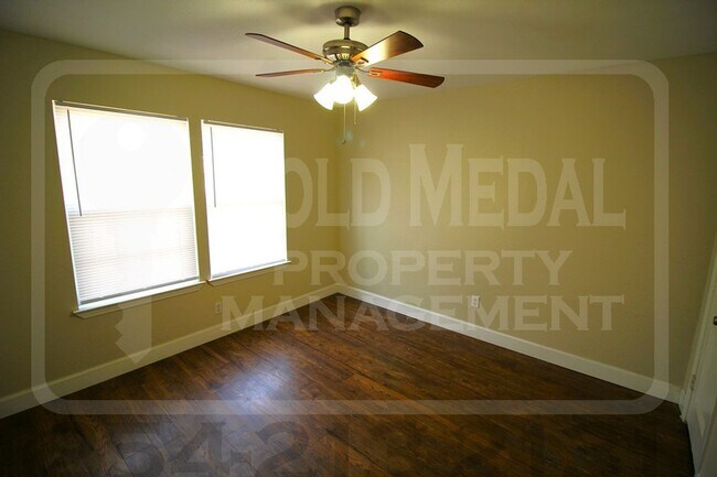 Building Photo - 905-907 Estelle Ave