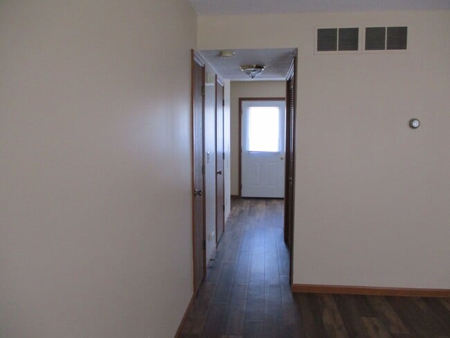 Building Photo - New Listing!!! 2 Bedroom Townhouse in Albion!!!
