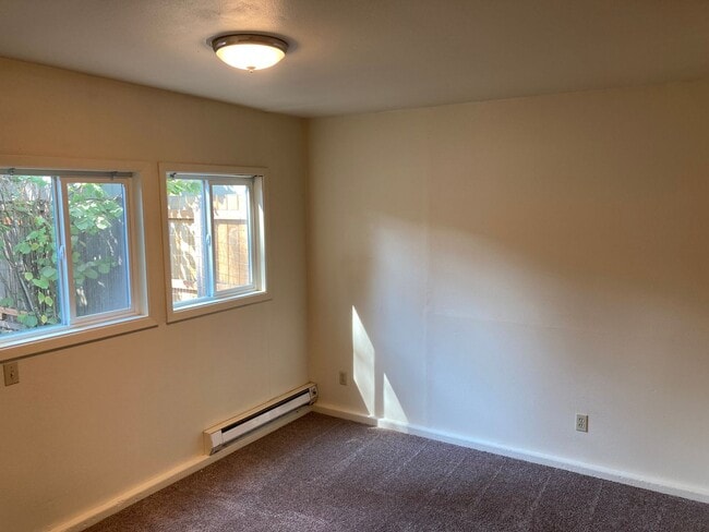 Building Photo - Campus House ~ 4 bedroom, 2 bath