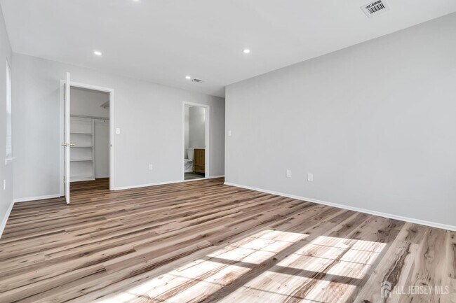 Building Photo - 812 Green Hollow Dr