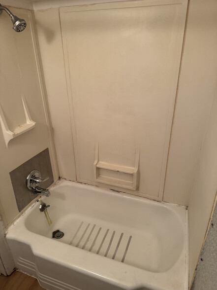 Bath tub. New fixture! - 321 Lincoln Way W