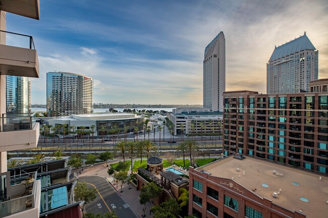 Building Photo - Furnished condo in the heart of San Diego ...