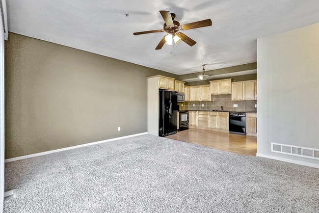 Building Photo - 204 NE Chalet Ln