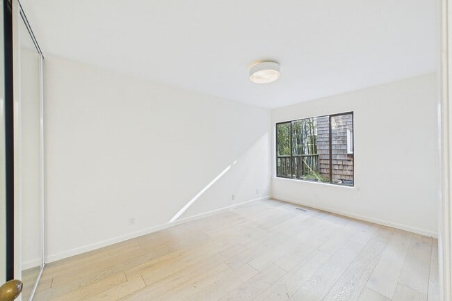 Building Photo - Quiet, light-filled 2BR condo with a private south-facing deck,