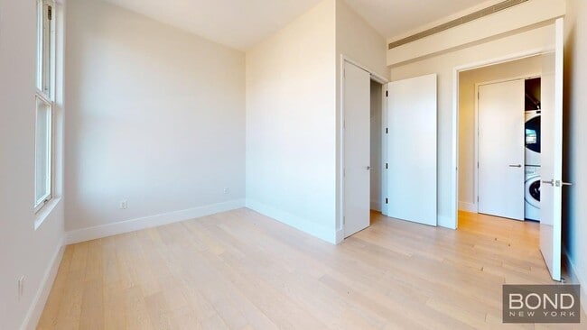 Building Photo - 452 Broome St