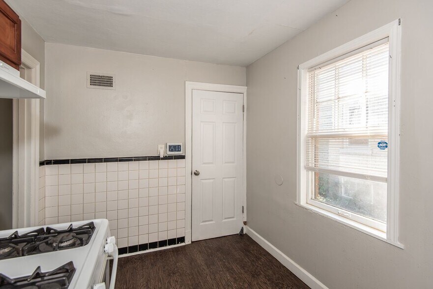 Building Photo - 320 Henquin Dr