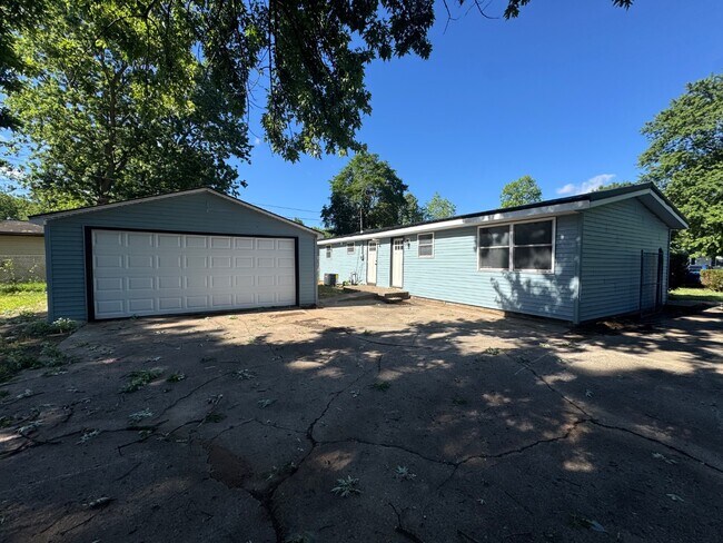 Building Photo - 1240 Okema St