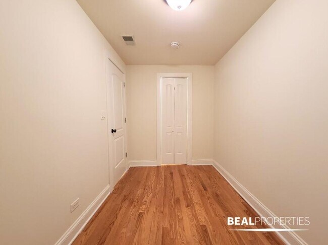 Building Photo - 1 bedroom in CHICAGO IL 60613