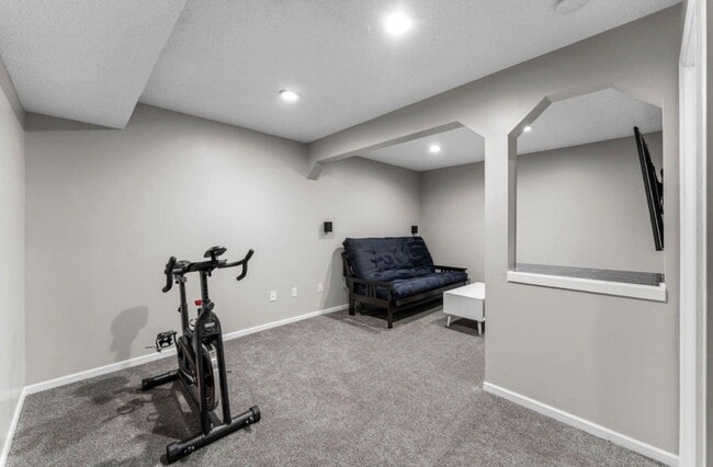 Building Photo - Elegant 3-Bed Single Family with Fireplace & Hardwood Floors in Shakopee – 2345 Sq Ft of Comfort