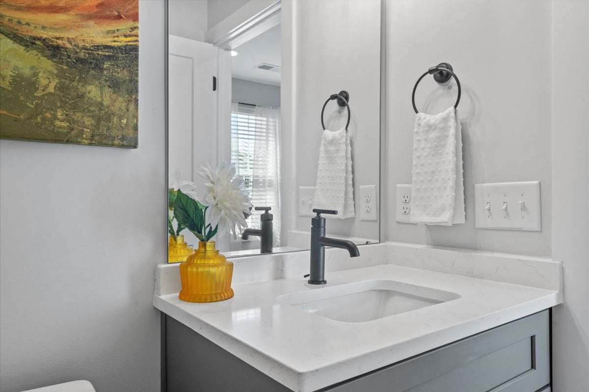 Building Photo - Room in Townhome on St James St NW