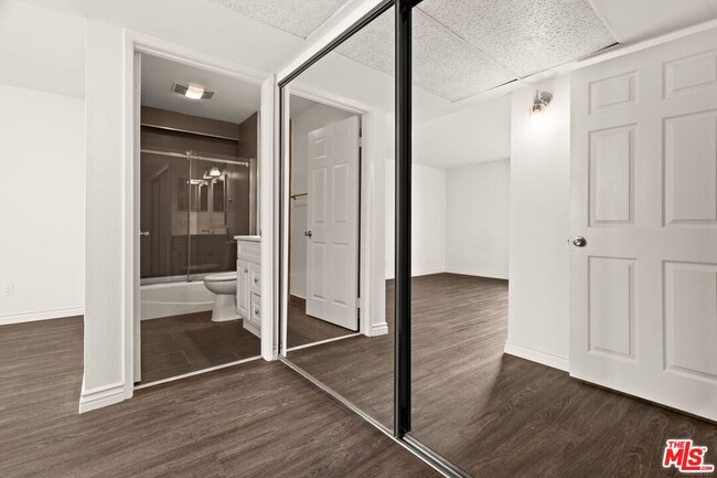 Building Photo - 1950 Rodney Dr