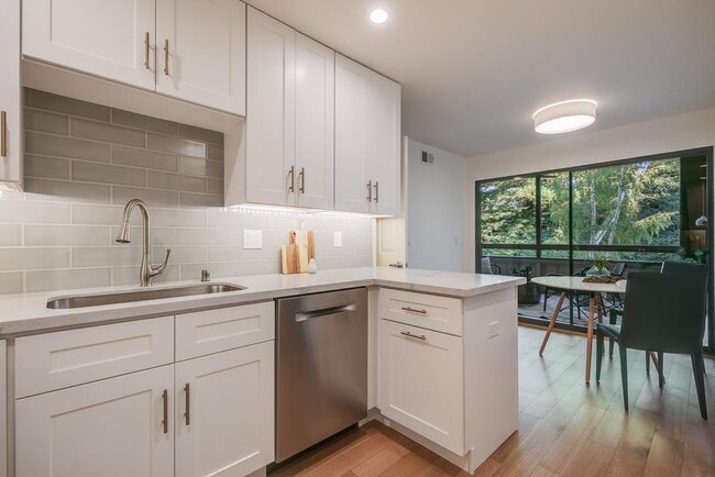 Building Photo - 1202 Sharon Park Dr