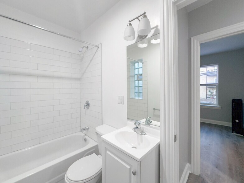 Building Photo - 4037 N Kenmore Ave