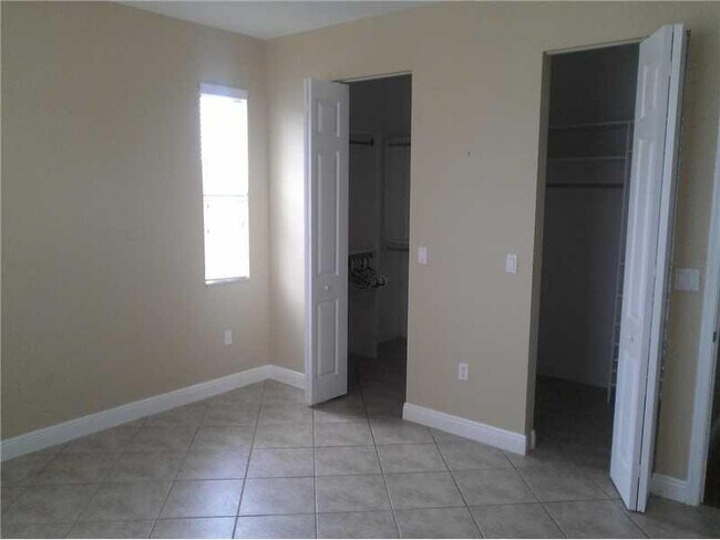 Building Photo - 6920 Julia Gardens Dr