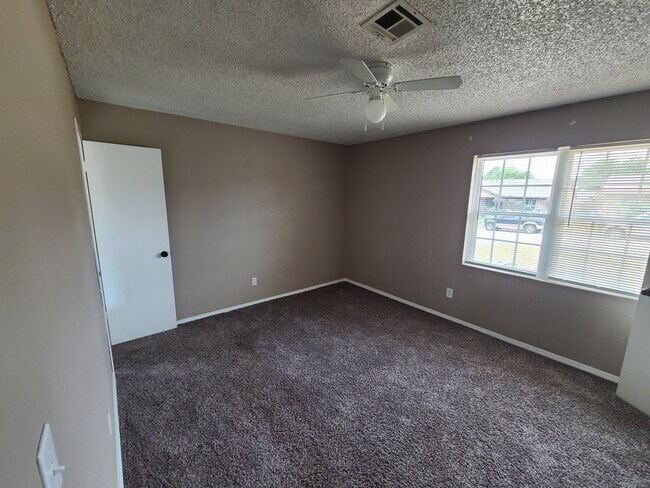 Building Photo - 1824 N Kaye Dr