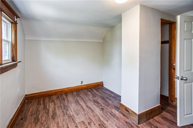 Building Photo - 105 Laburnam Crescent