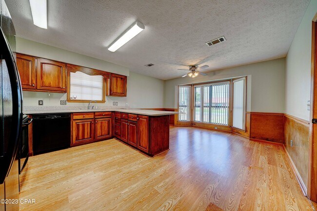 Building Photo - 2422 Thames Dr