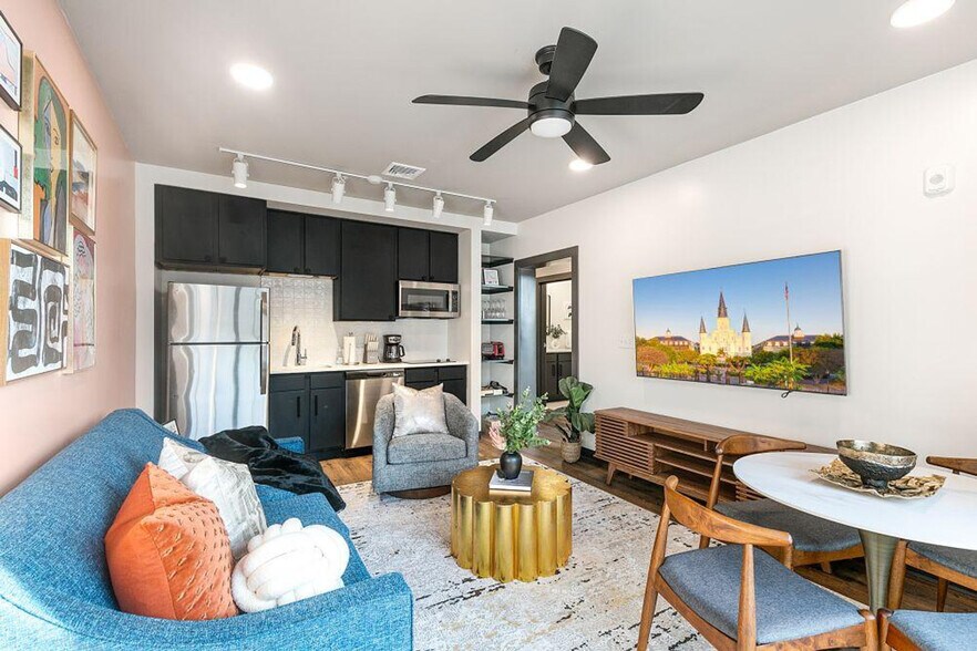 Building Photo - 611 Commerce St