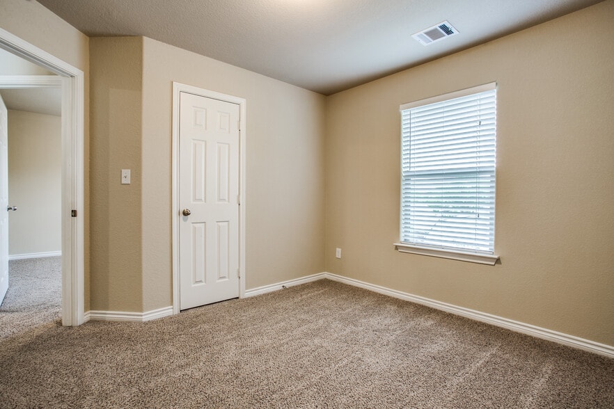 Building Photo - 417B Castleridge Dr