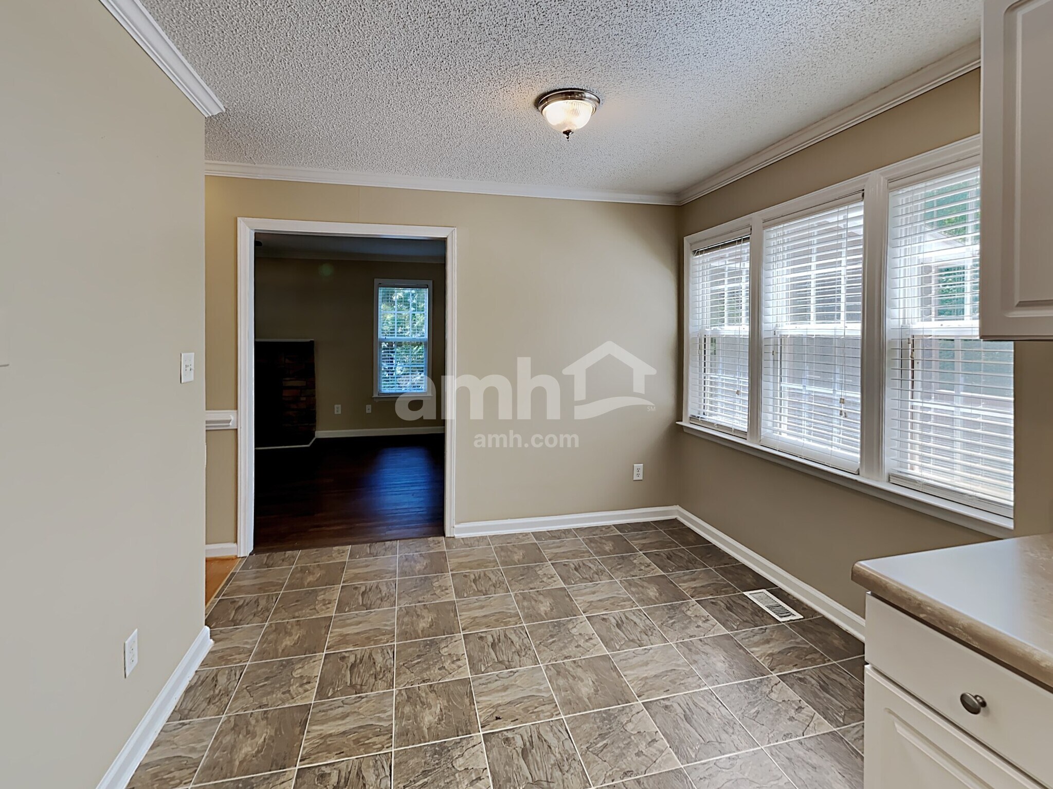 Building Photo - 1609 Middle Ridge Dr