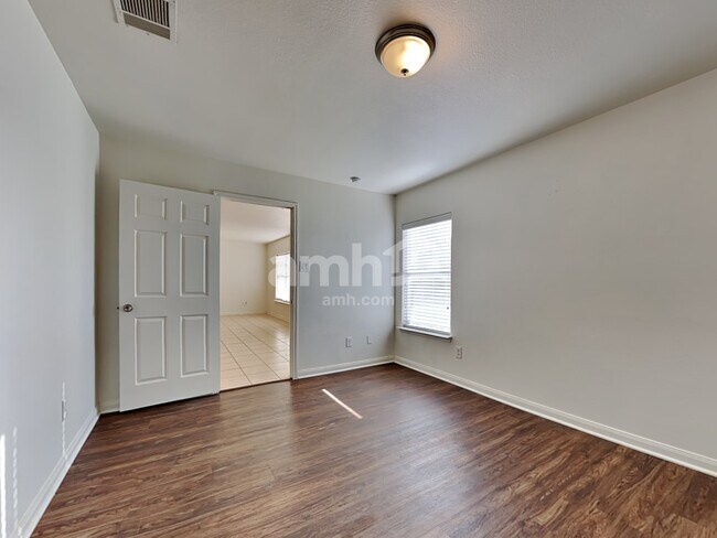 Building Photo - 10025 Quail Glen Dr