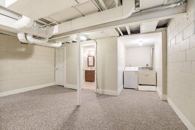 Building Photo - Beautiful Three Bedroom Town Home!