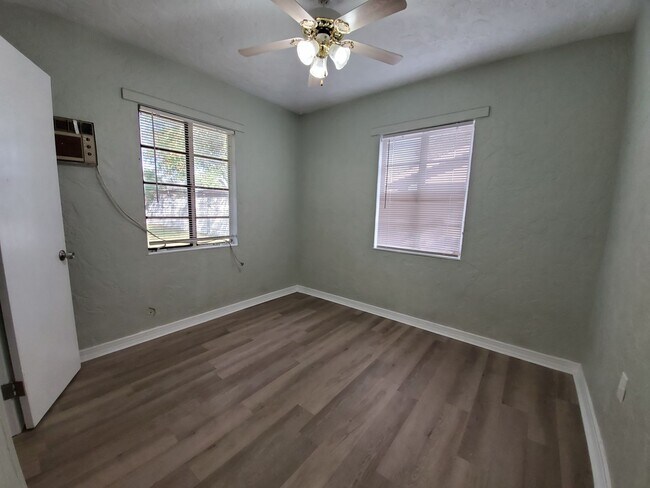 Building Photo - 3 bed / 2 bath Annual Rental Home in Brade...