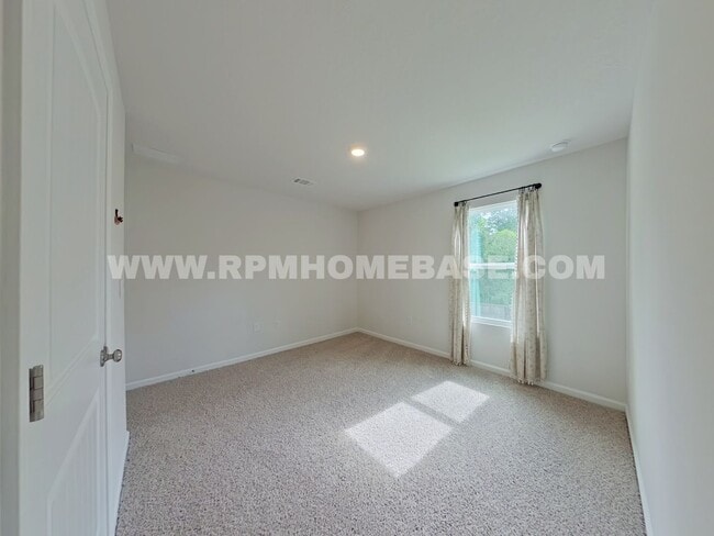 Building Photo - Spacious 5-Bedroom Home with Flexible Livi...