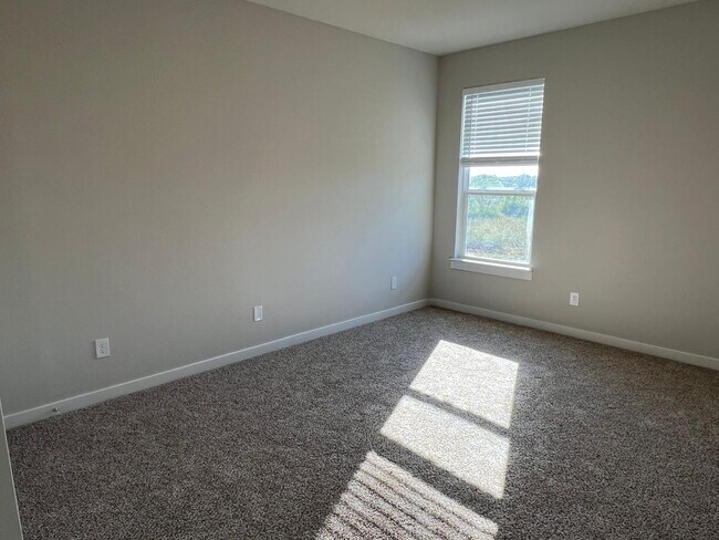 Building Photo - 3479 Valley Vista Dr