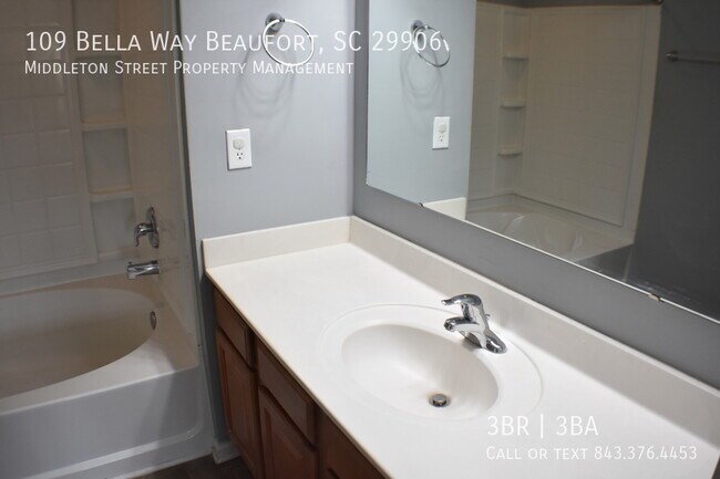 Building Photo - 109 Bella Way