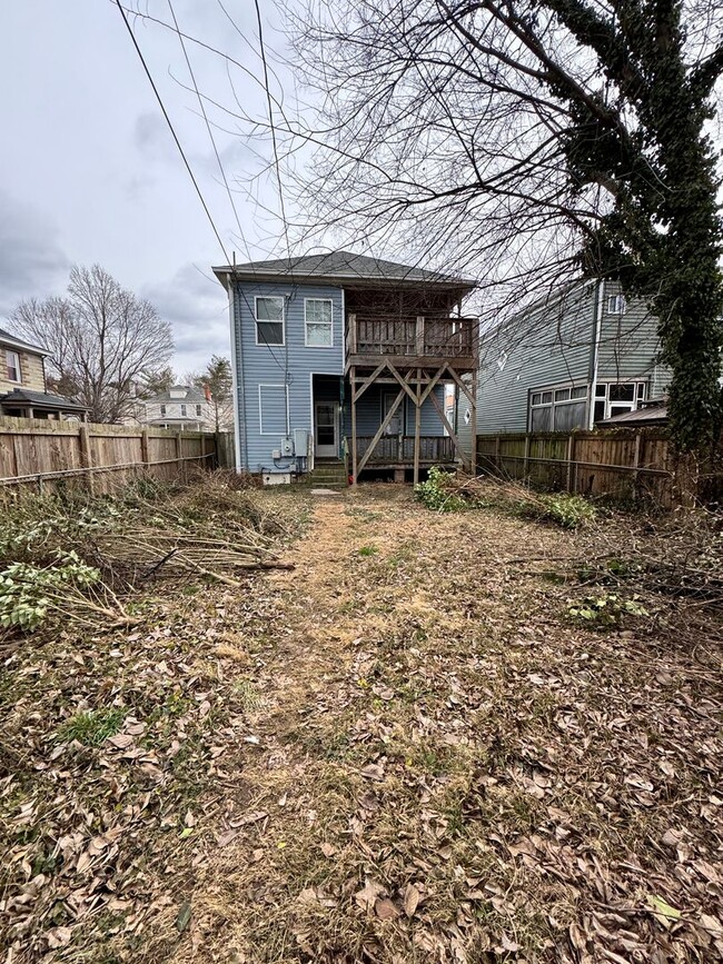 Building Photo - 5 bed 2 bath, central all electric HVAC, laundry, fenced yard house!