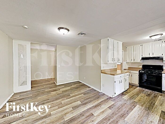 Building Photo - 440 Durwood Dr